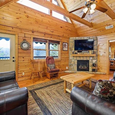 Spacious Smokies Cabin - Hot Tub With Mountain Views Gatlinburg Kültér fotó