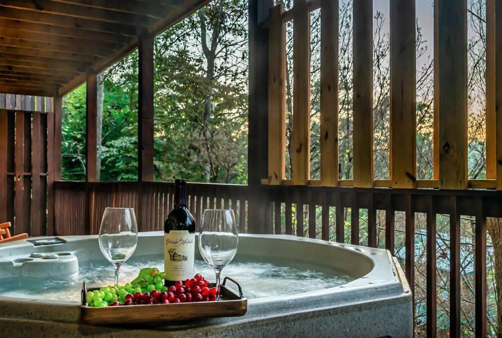 Spacious Smokies Cabin - Hot Tub With Mountain Views Gatlinburg Kültér fotó