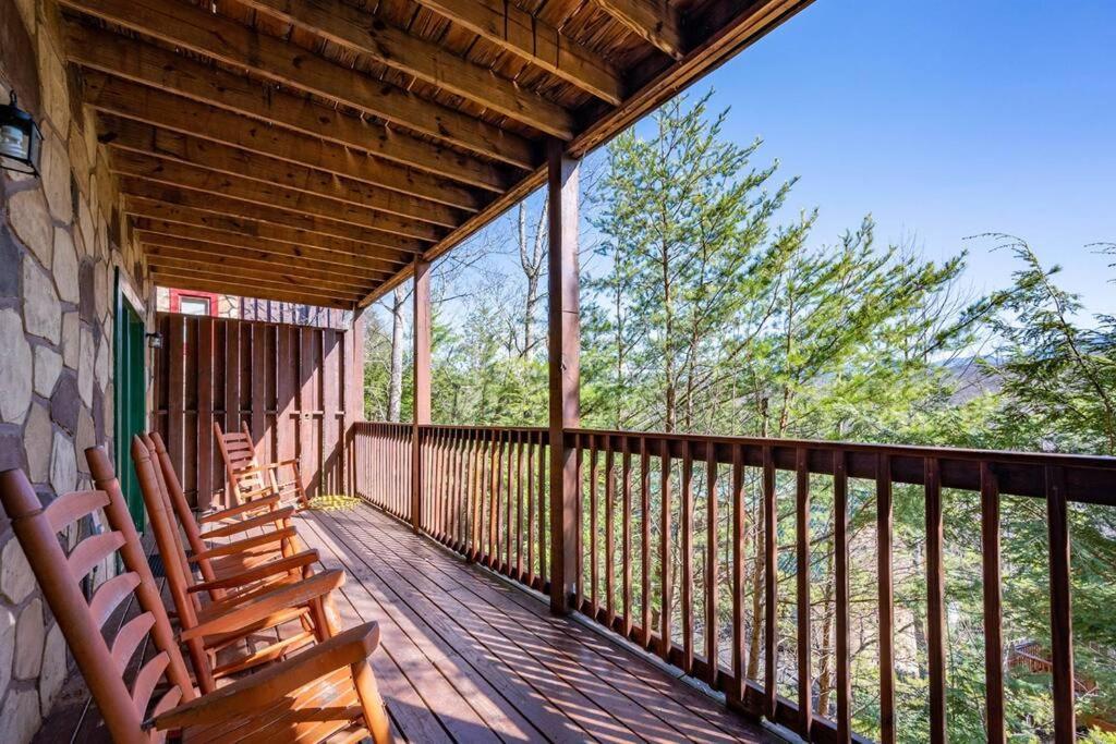 Spacious Smokies Cabin - Hot Tub With Mountain Views Gatlinburg Kültér fotó