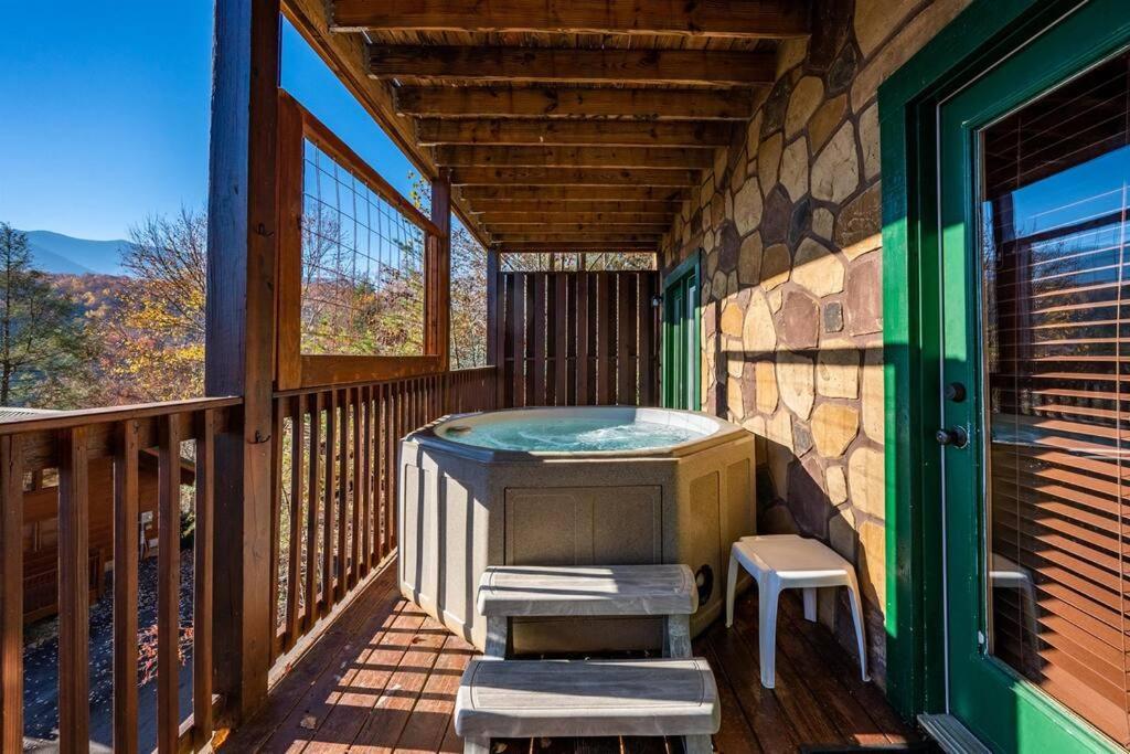 Spacious Smokies Cabin - Hot Tub With Mountain Views Gatlinburg Kültér fotó