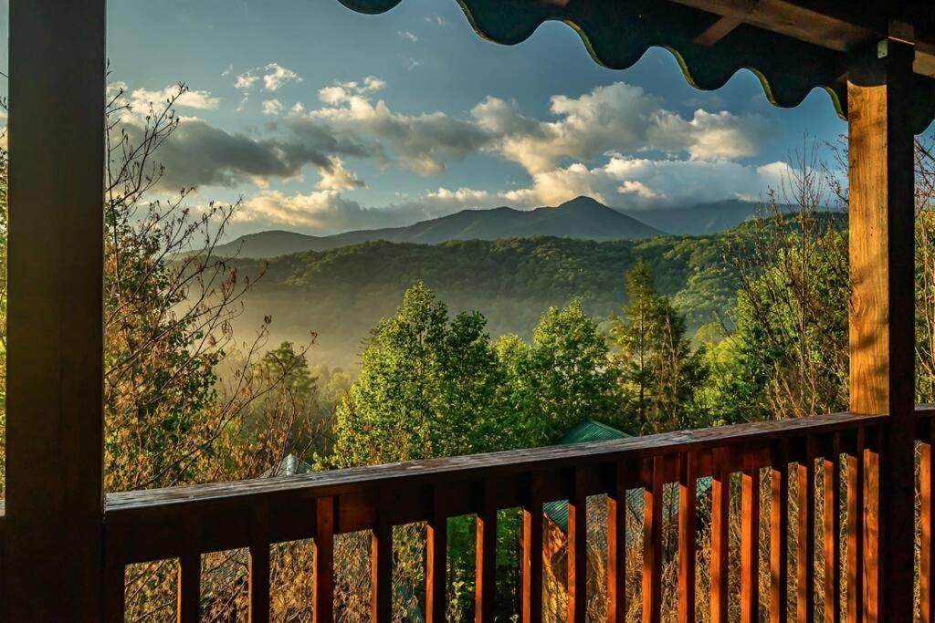 Spacious Smokies Cabin - Hot Tub With Mountain Views Gatlinburg Kültér fotó