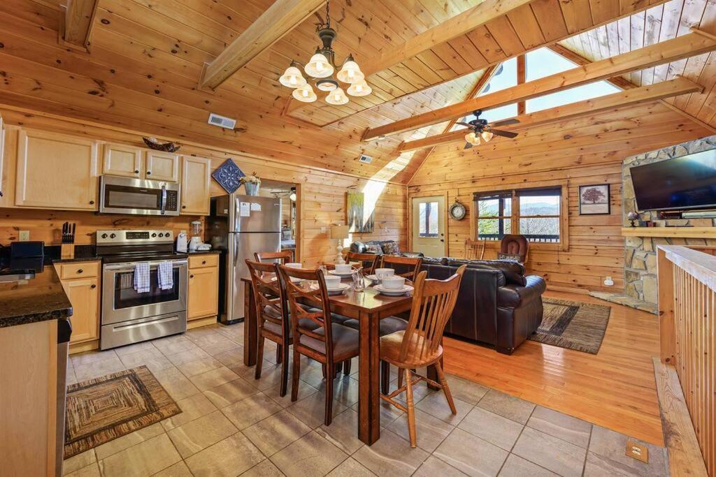Spacious Smokies Cabin - Hot Tub With Mountain Views Gatlinburg Kültér fotó