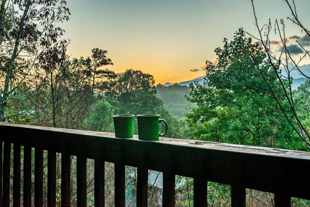 Spacious Smokies Cabin - Hot Tub With Mountain Views Gatlinburg Kültér fotó