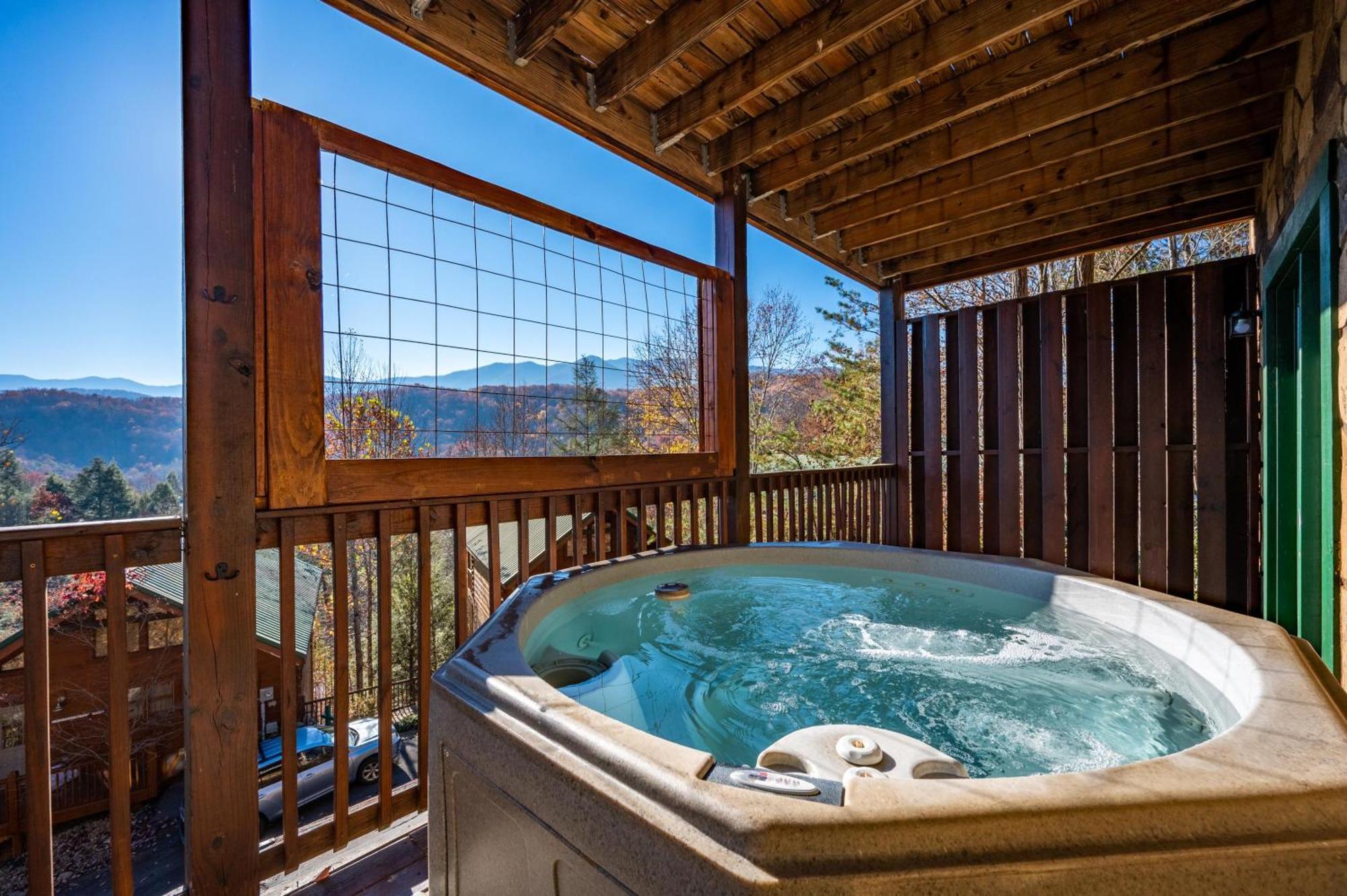 Spacious Smokies Cabin - Hot Tub With Mountain Views Gatlinburg Kültér fotó